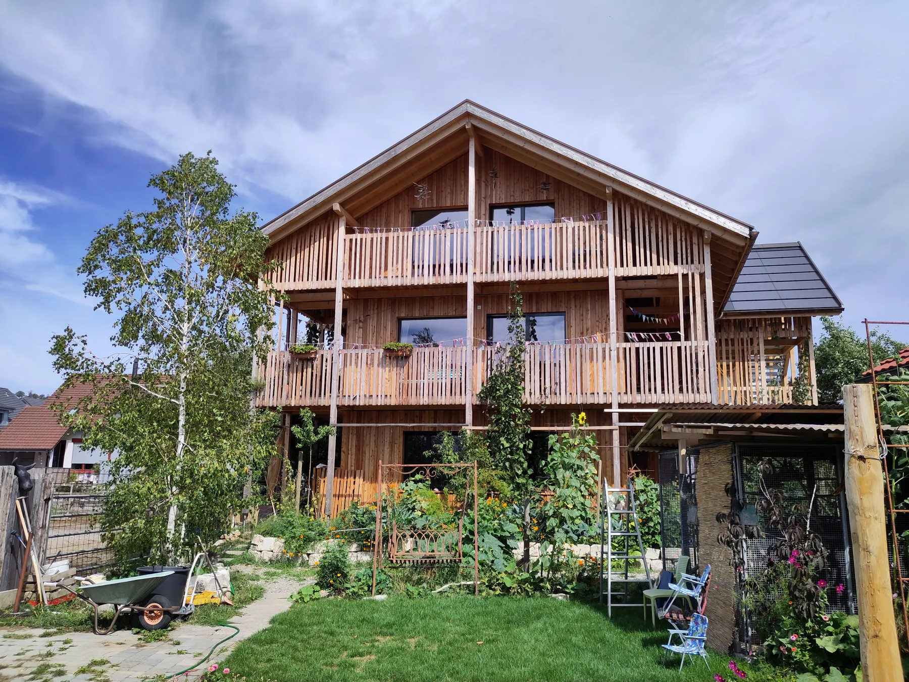 Fertiggestelltes 3 Familien-Holzhaus in Oberhallau mit Holzfassade und Balkonen